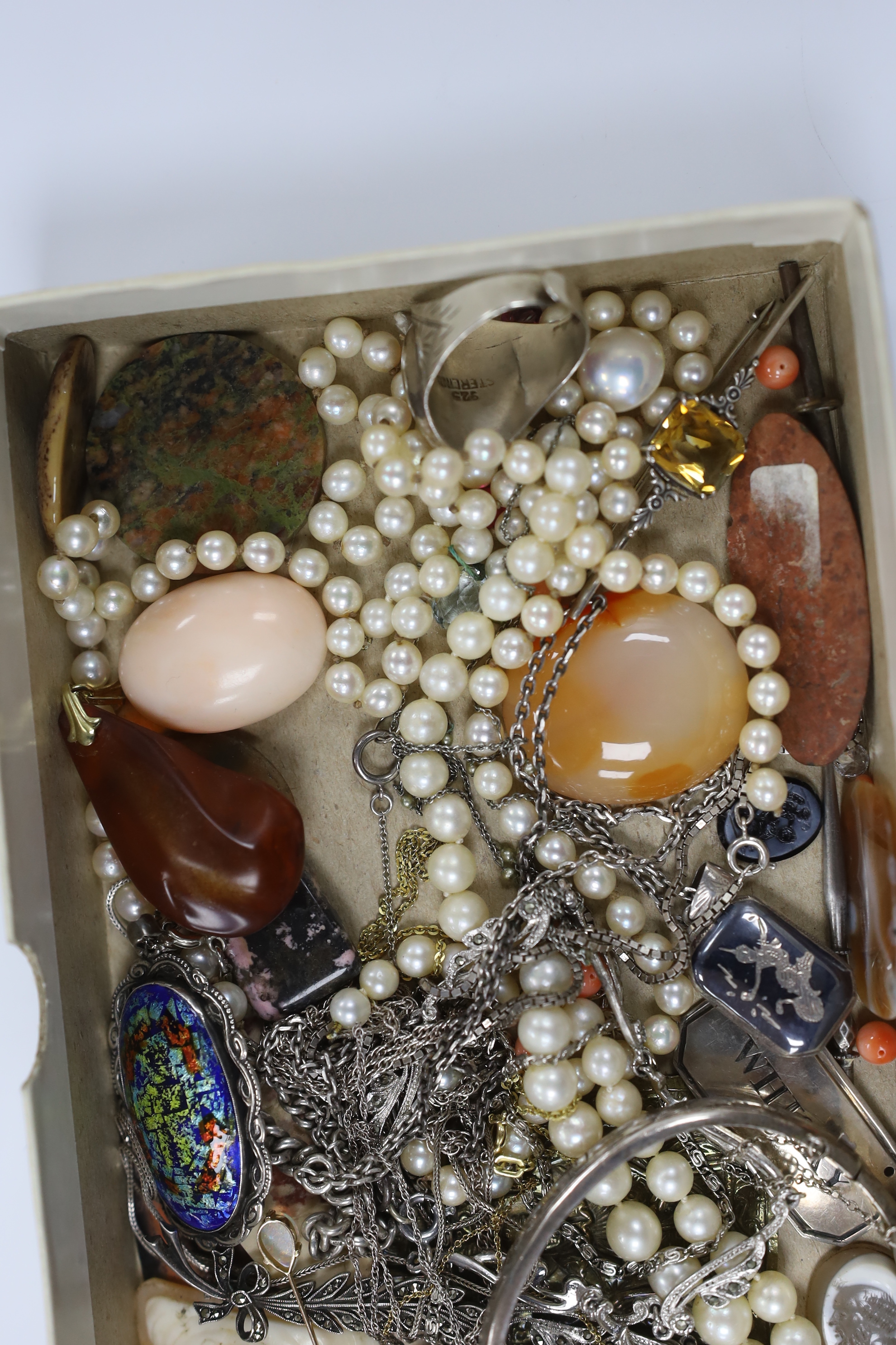 Mixed jewellery etc. including a 15ct and opal pendant, an unmounted chalcedony intaglio, silver wine label, silver bangle etc.